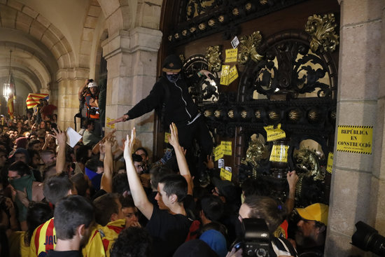 Protesters at the doors of the Catalan Parliament (by ACN)